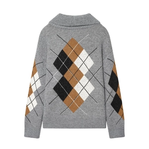 Dettaglio di un maglione grigio in maglia con classico motivo a rombi e coste