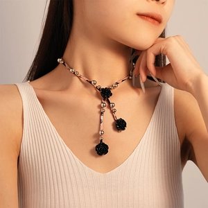 Choker léopard rose avec fleur de rose en résine noire et perles métalliques
