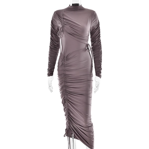 Détails d'une robe longue gris-mauve avec fronces denses et cordons de serrage latéraux