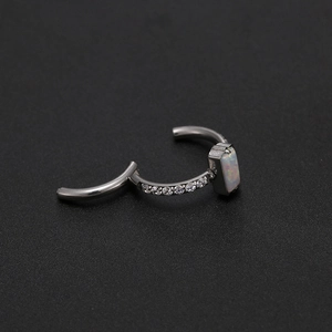 Macro di anello piercing in acciaio con opale rettangolare e zirconi bianchi brillanti