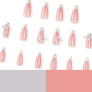 Faux ongles ballerine roses avec French pailletée argentée et breloques papillon 3D