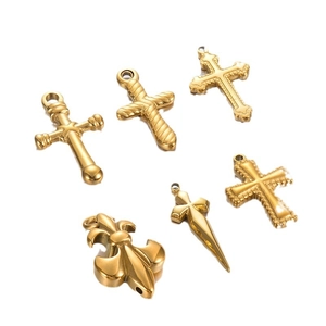 Assortiment de pendentifs croix vintage et fleur de lys en acier inoxydable doré
