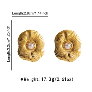 Détail de boucles d'oreilles fleurs dorées avec perles incluant dimensions et poids