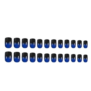 Vue à plat de 24 faux ongles avec un dégradé noir à bleu et une forme carrée courte
