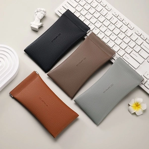 Custodie per occhiali minimaliste in pelle in quattro colori con chiusura automatica