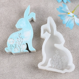 Détail macro du moule en silicone lapin 3D avec motifs floraux et résine bleue coulée