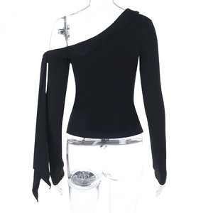 Detailansicht des schwarzen asymmetrischen Off-Shoulder-Tops mit langen Ärmeln und Band