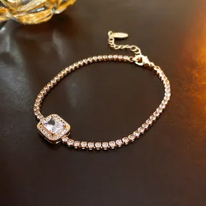 Elegante gouden tennisarmband met een schitterende vierkante zirkonia in het midden