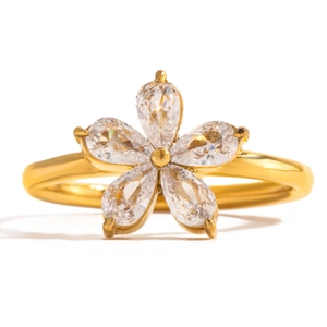 Anello a fiore in oro con cinque zirconi bianchi a goccia su sfondo bianco pulito