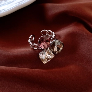 Bague chaîne argentée ornée de cristaux facettés bordeaux, gris et champagne, vue macro