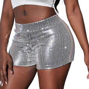 Makroaufnahme silberner Pailletten auf High-Waist-Shorts mit Textur und Glanzeffekt
