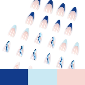 Set unghie finte mandorla con onde blu e bianche stile francese su sfondo bianco
