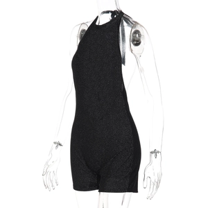 Vue latérale du combishort dos nu à licou en tissu noir scintillant sur mannequin