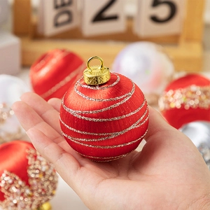 Boule de Noël rouge satinée 6cm avec rayures dorées et attache métallique