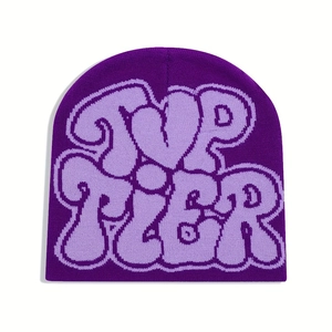 Dettaglio del berretto in maglia viola con scritte jacquard TOP TIER viola chiaro