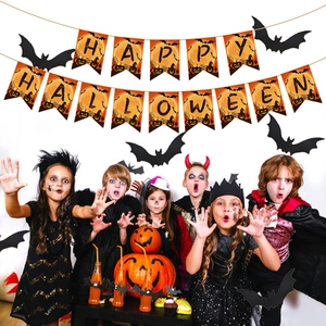 Set di decorazioni per feste di Halloween con festone di zucche spettrali e pipistrelli.