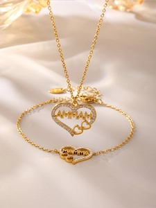 Detail van de gouden Mama hart hanger ketting en armband set met zirkonia stenen