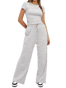 Détail du haut gris à manches courtes avec cordon et pantalon en maille à jambes larges