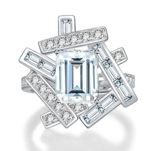 Bague avec cristal taille émeraude, accents géométriques et placage d'or blanc