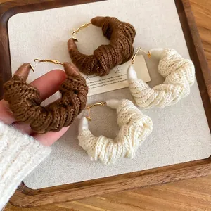 Orecchini a cerchio in maglia spessa retrò marrone e beige con chiusure dorate