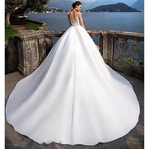 Robe de mariée élégante en satin blanc avec longue traîne et détails en dentelle