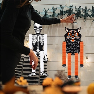 Decorazioni di Halloween appese in carta a forma di scheletro e gatto nero con dettagli