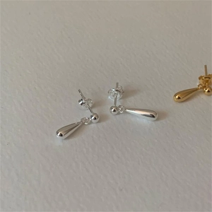 Dettaglio orecchini a goccia in argento sterling 925 con finitura a specchio lucida