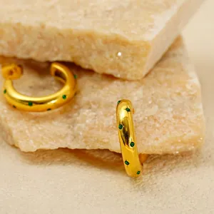 Orecchini a cerchio a C placcati in oro con zirconi verdi incastonati da donna