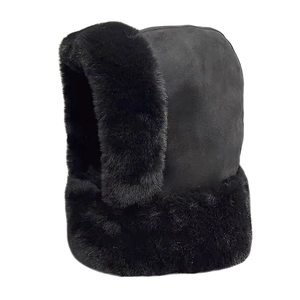 Dettaglio esterno in scamosciato nero e fodera in ecopelliccia del cappello invernale