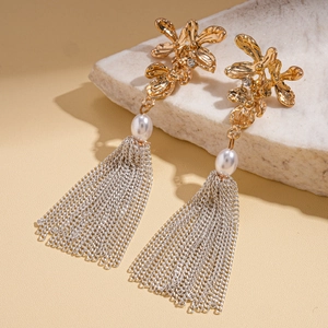 Boucles d'oreilles fleur élégantes avec strass, perles et glands argentés sur pierre