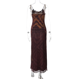Détail de l'imprimé géométrique rouge et marron sur une robe longue en mesh à fines bretelles