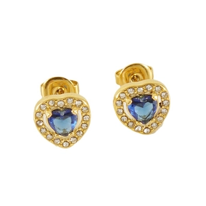 Boucles d'oreilles cœur dorées avec zircon bleu et pierres blanches sur fond blanc