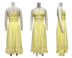 Détails de la robe midi jaune à smocks avec laçage frontal et ourlet à volants