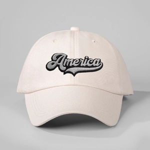 Détail de la broderie America sur une casquette de baseball en coton crème réglable