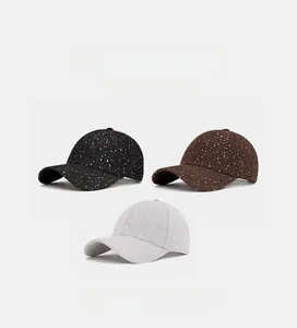 Vue détaillée de trois casquettes de baseball noire, marron et grise avec texture mouchetée