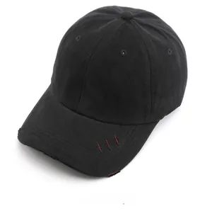 Detail der schwarzen Baseballkappe mit roten Used-Look Akzenten am Schirm für Damen