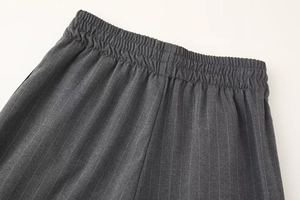 Vue détaillée d'un pantalon à fines rayures gris foncé avec taille haute élastique