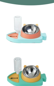 Détail de la base en forme de poisson avec bols en inox et bouteille d'eau automatique