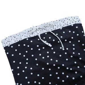 Détail de la taille d'une robe à pois avec bande élastique et nœud décoratif