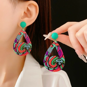 Vue détaillée de boucles d'oreilles gouttes géométriques aux motifs abstraits colorés