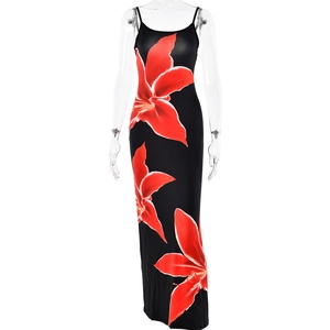 Détail de l'imprimé floral rouge sur robe longue noire en tissu fluide élégant