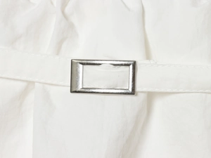 Gros plan détaillé d'une ceinture en nylon blanc avec une boucle métallique argentée lisse