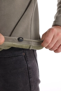Détail de l'ourlet à cordon ajustable sur le pull en polaire vert armée