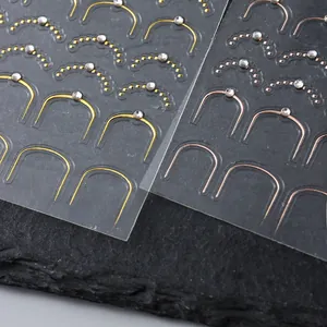Détail de stickers à ongles 5D gaufrés avec lignes dorées en U et strass en cristal