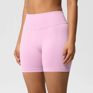 Détail du short de fitness rose sans couture taille haute avec texture tricotée côtelée