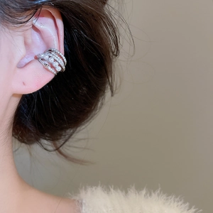 Détail du clip d'oreille multicouche argenté avec perles blanches et zircons scintillants