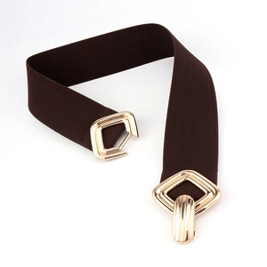 Détail d'une ceinture élastique marron avec boucle géométrique dorée à emboîtement chic
