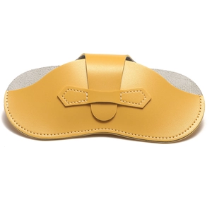 Étui à lunettes portable en cuir jaune avec surpiqûres blanches et fermeture bouton