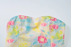 Détail du tissu à fleurs colorées sur un haut court bustier ajusté pour femmes