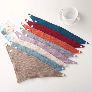 Détail de bavoirs pour bébé en mousseline 100% coton avec boutons-pression réglables